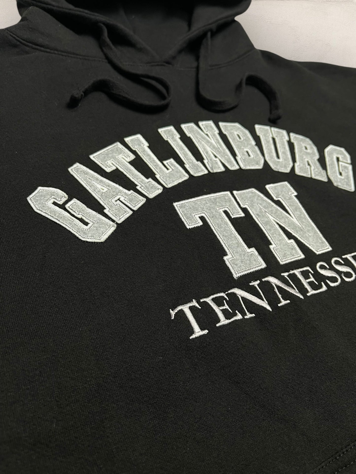Sweat à capuche style universitaire « Tennessee » 2271 - Noir - XL - amifrip - Friperie en ligne et vêtements vintage