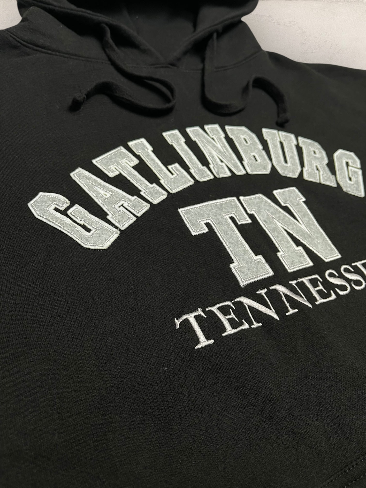 Sweat à capuche style universitaire « Tennessee » 2271 - Noir - XL - amifrip - Friperie en ligne et vêtements vintage