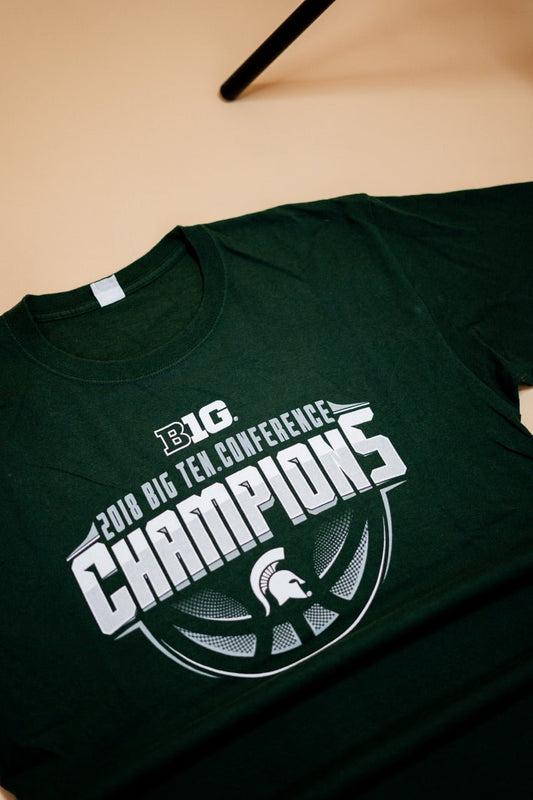 T-Shirt "2018 BIG TEN, CONFERENCE CHAMPIONS" - VERT - Coton - amifrip - Friperie en ligne et vêtements vintage